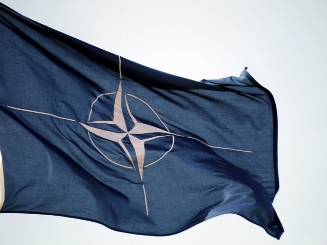 Застава НАТО-а (Фото: EPA-EFE/Toms Kalnins) - 