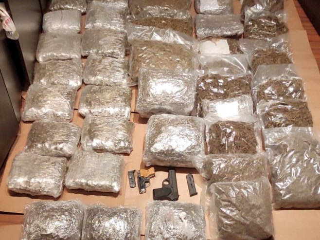 Заплијењена дрога и оружје у Земуну - Фото: СРНА