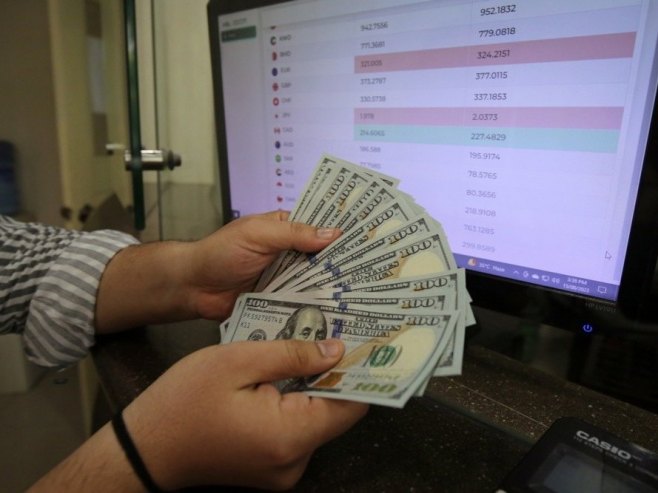 Долар (Фото: EPA/ARSHAD ARBAB) - 
